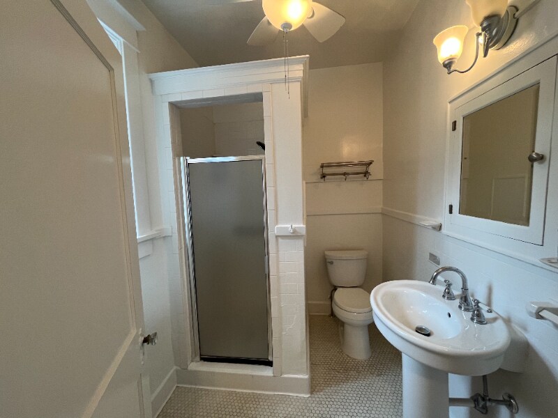 Building Photo - 845 University St