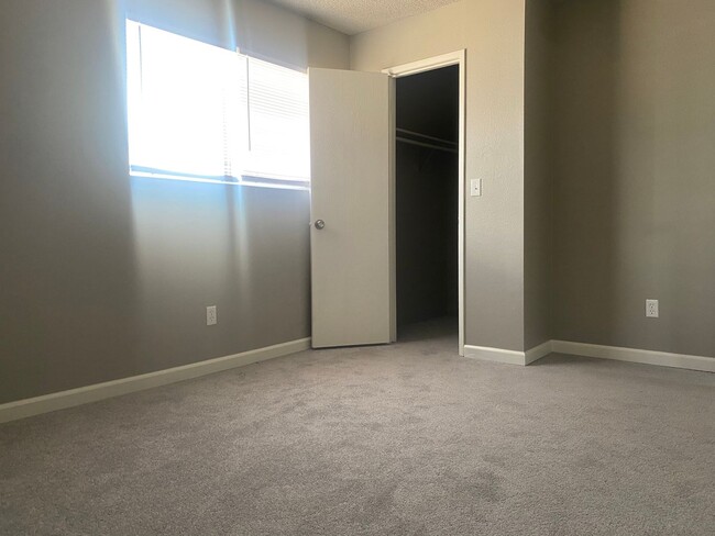 Building Photo - Available Soon! 2 bedroom 1.5 bath home in Lodi