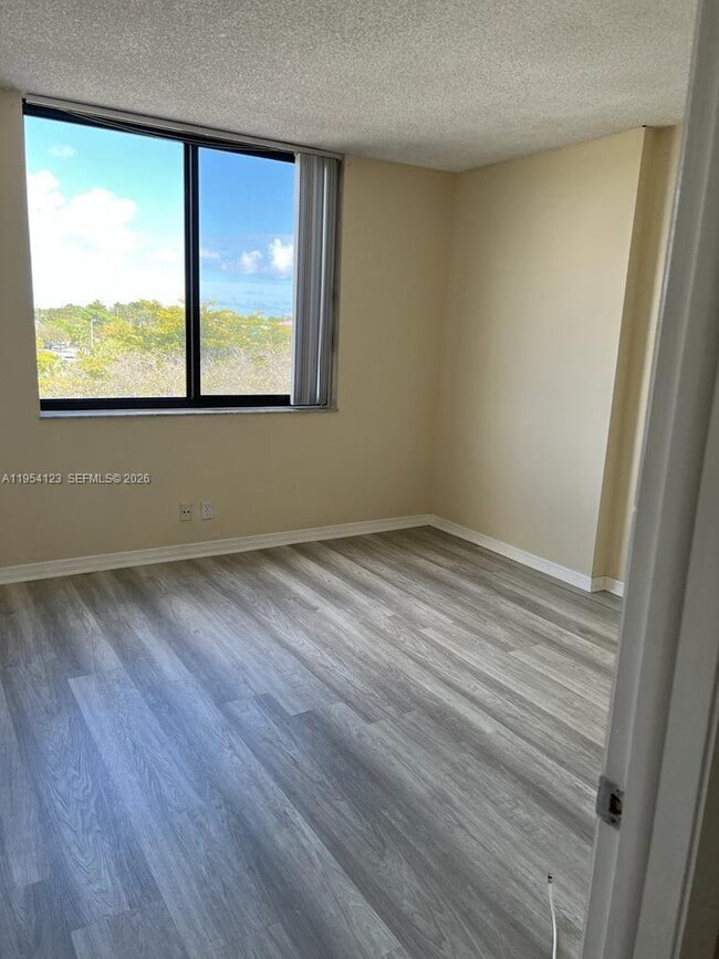 Building Photo - 901 Hillcrest Dr