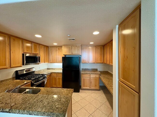 Building Photo - Nice Condo w/Garage in Roseville