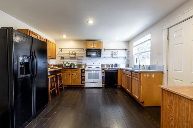 Building Photo - Walk to Main Street Restaurants and Downtown! Charming home, just like grandma's house!