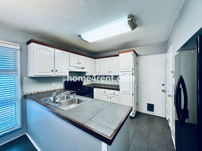 Building Photo - Charming Ranch Style, Prairie Village Home w/ a Fenced Yard, Updated Baths, and All Appliances In...