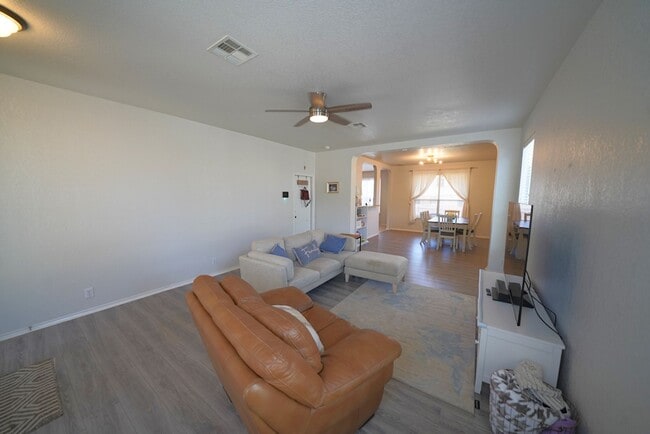 Building Photo - Beautifully Maintained Home in Schertz Now Available. Realtor Commission: $500