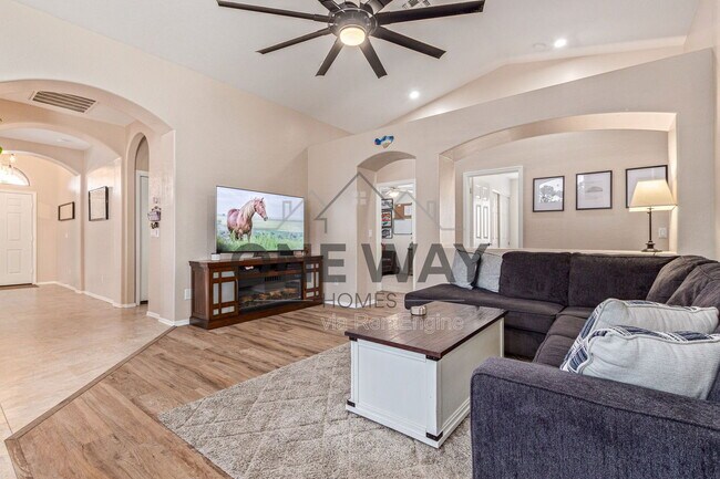 Building Photo - 543 S Wildrose