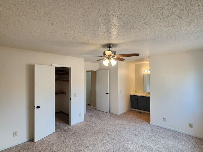 Building Photo - ~Applications Pending~ RENT SPECIAL ~ HOLIDAY MERRINESS ~ 3 Bedroom, 3 Bath Home for rent Close t...