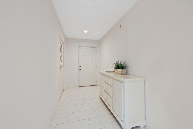 Building Photo - 811 Oak Harbour Dr