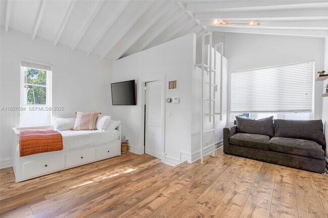 Building Photo - 113 NE 101st St