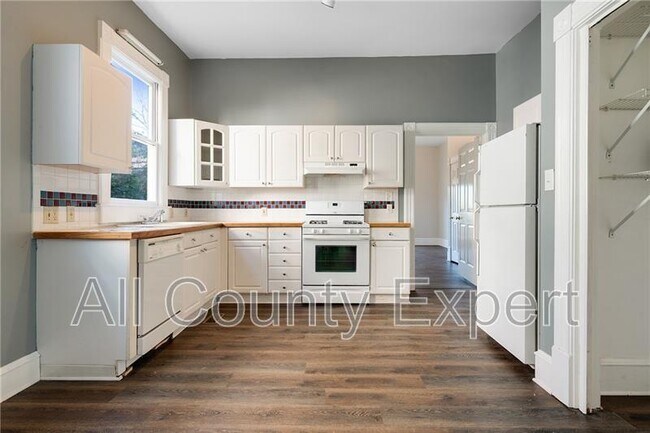 Building Photo - 438 Cherokee Ave SE