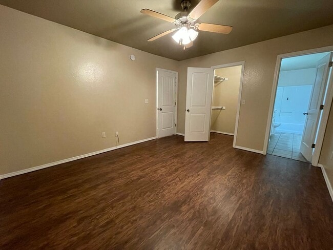 Building Photo - 2755 Oakview Rd