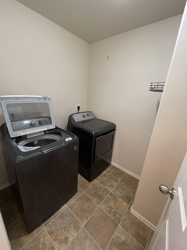 Building Photo - 844 N Back Eddy Cir