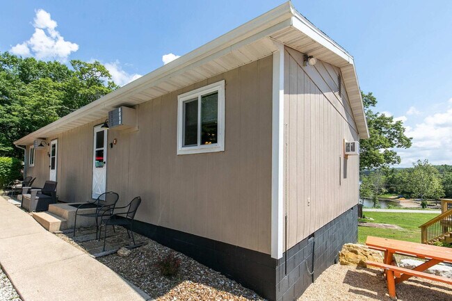 Building Photo - 1715 Hideaway Rd