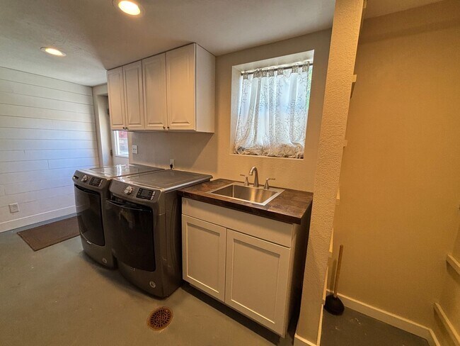 Building Photo - MOVE IN SPECIAL - DECEMBER RENT FREE  -4 Bedroom 2 Bathroom