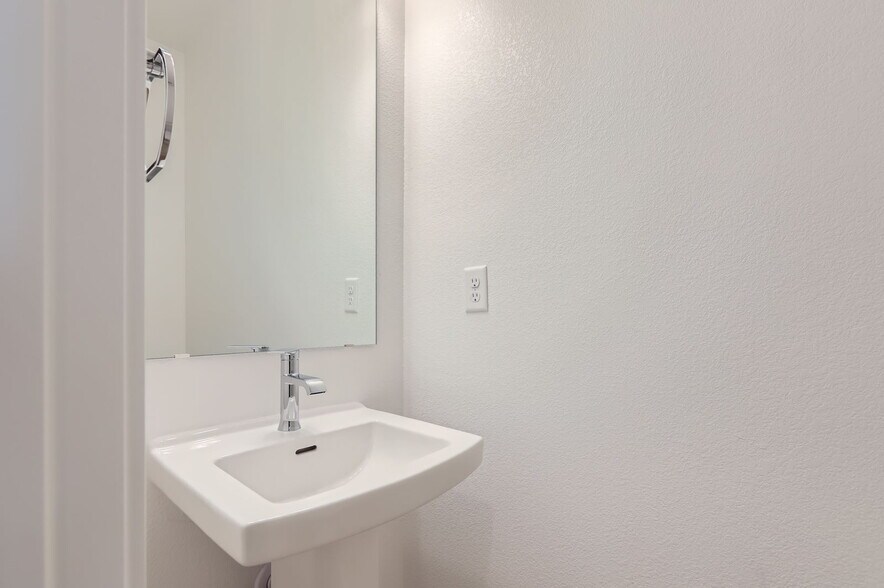 Building Photo - 6348 Deerfoot Dr
