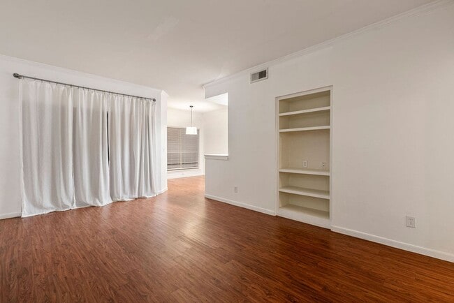 Building Photo - Amazing 1 bedroom, 1 bathroom Condo in Montevista!