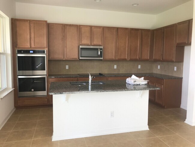 Building Photo - 5 Bedroom 3.5 Bathroom Family Home at Wind...