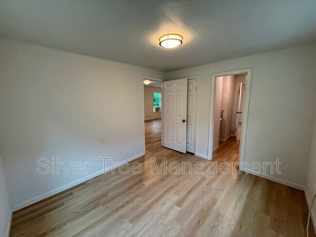 Building Photo - 506 W Parnell St