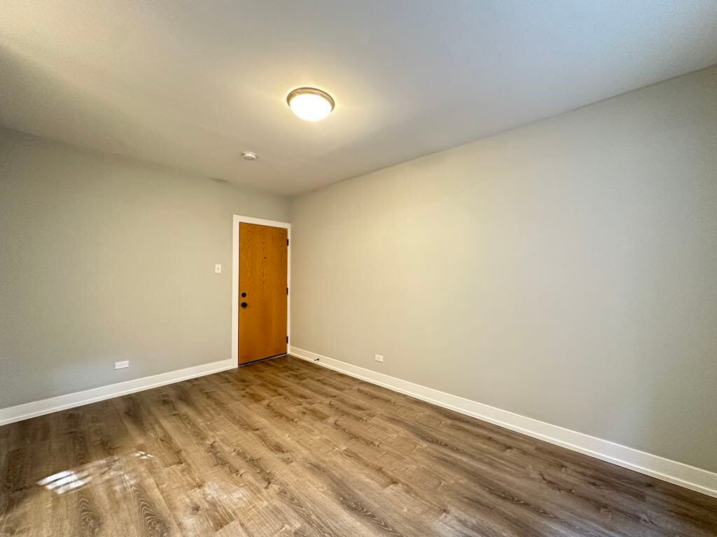 Building Photo - 546 W Belden Ave