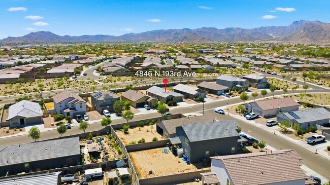Building Photo - Modern Litchfield Park Home | 4 Bed, RV Gate + Open Kitchen
