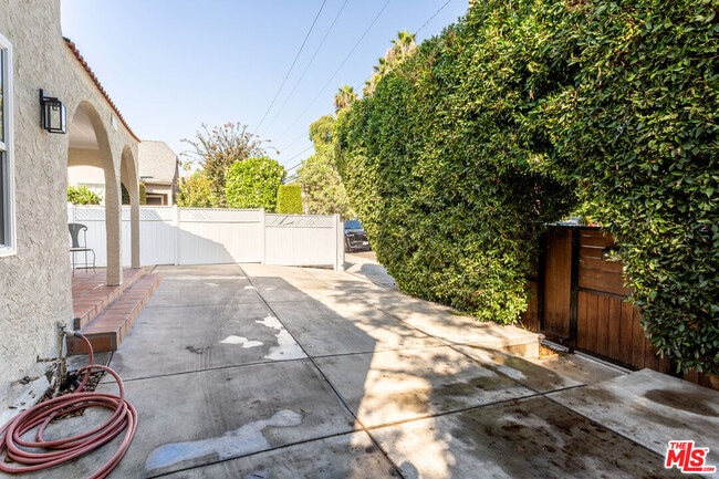 Building Photo - 1419 N Orange Dr