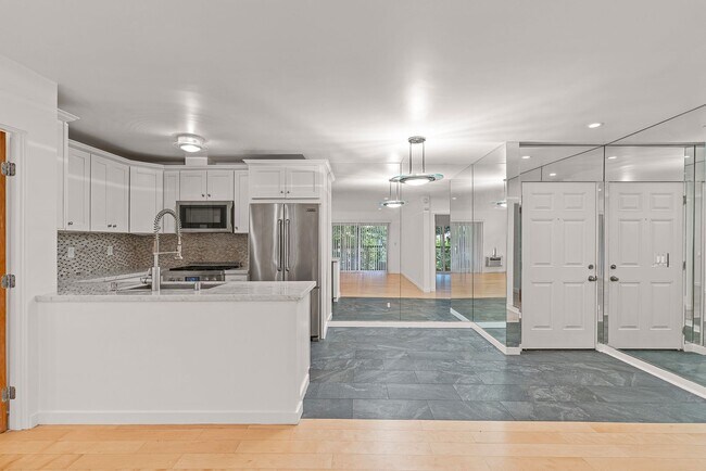 Building Photo - Fully remodeled 2BR/2BA Condo in prime West Hollywood!