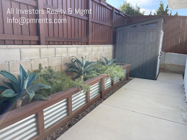 Building Photo - 2425 Dunstan St