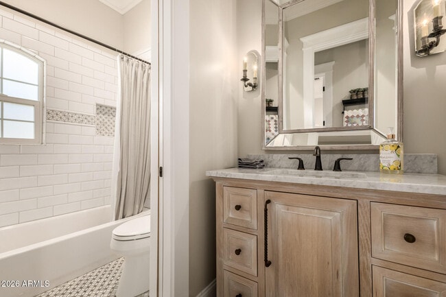 Building Photo - 2013 E Mallory St