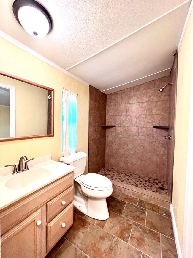Building Photo - 2 Bedroom On Nicely Sized Lot