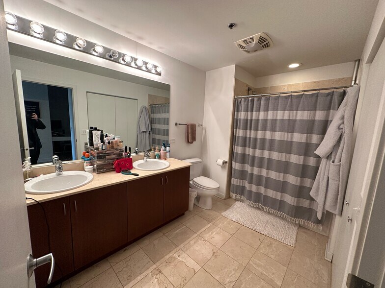 Building Photo - 303 W Ohio St