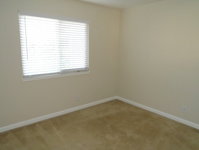 Building Photo - Remodeled South San Jose Townhouse, dog fr...