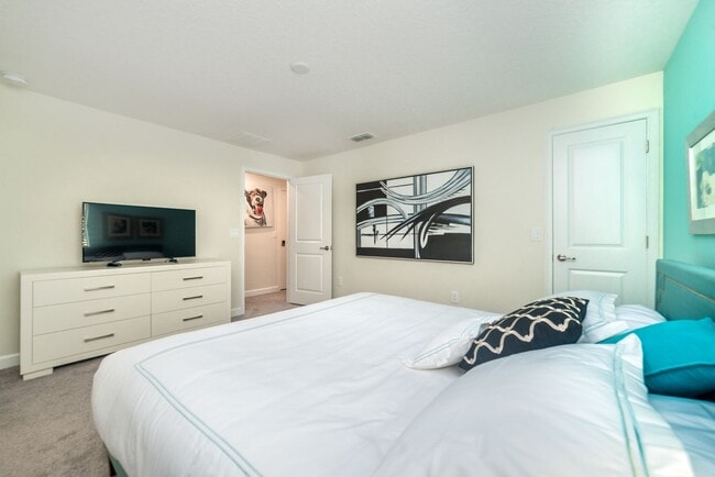 Building Photo - For Rent - Pool Townhome with 5 Bedroom 4 ...