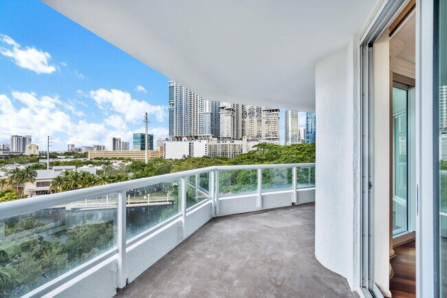 Building Photo - 401 SW 4th Ave