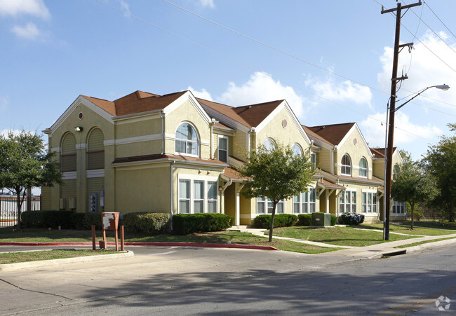 Building Photo - Summit at Benavides Park