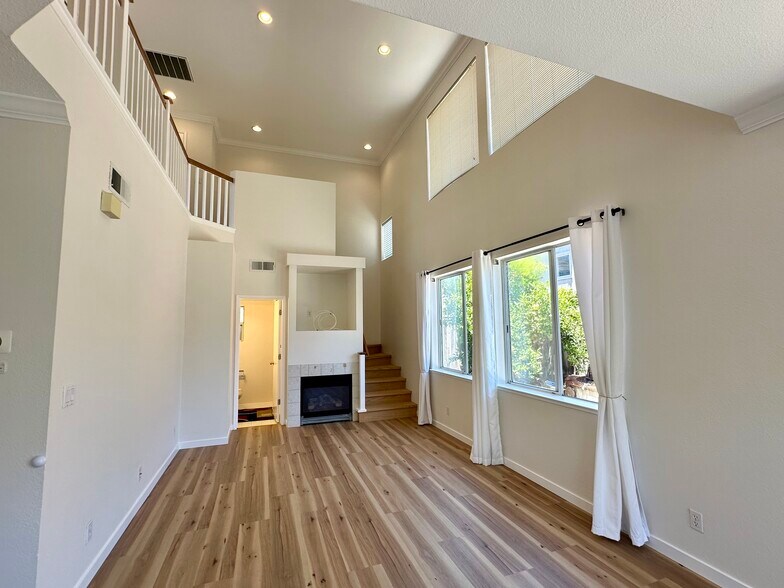 Building Photo - 923 Ferro Dr
