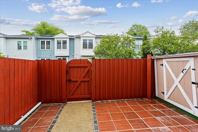 Building Photo - 2867 Shepperton Terrace