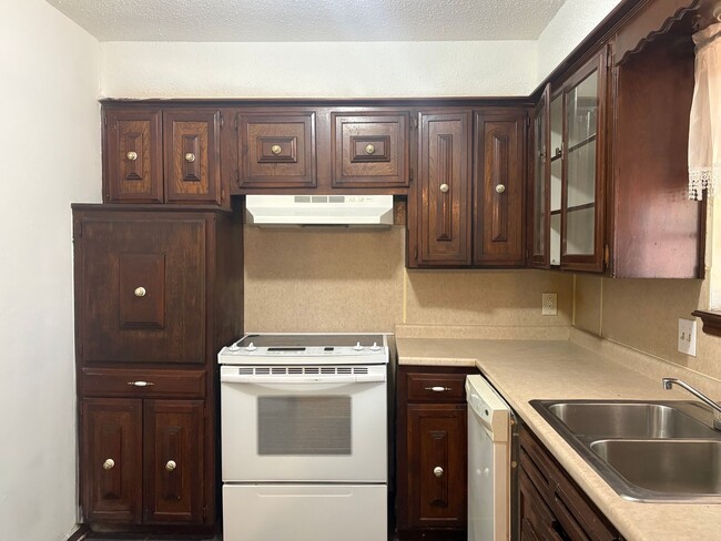 Building Photo - Three bedroom home in Del City