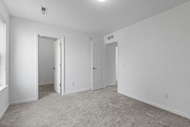 Building Photo - 5898 Urbandale Ct N