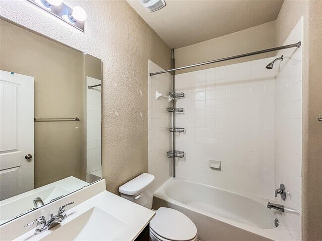 Building Photo - 2880 Donnell Dr
