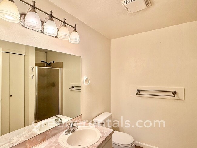 Building Photo - Cozy Meets Convenient in This Lacey Charme...