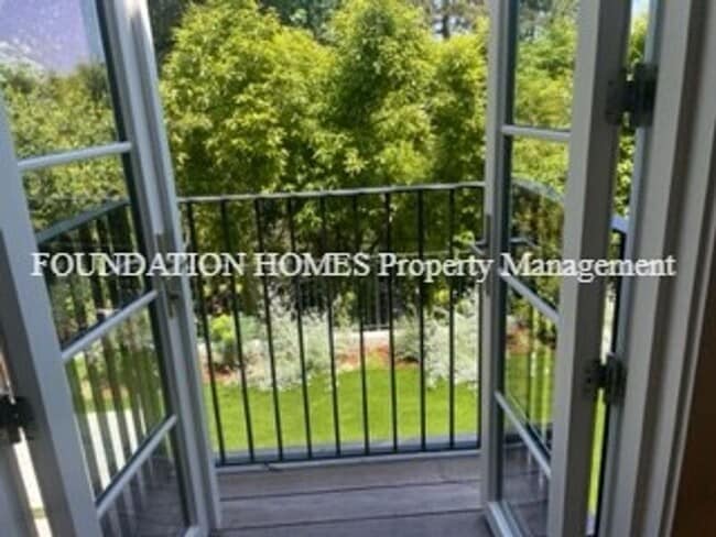 Building Photo - 215 Molino Ave