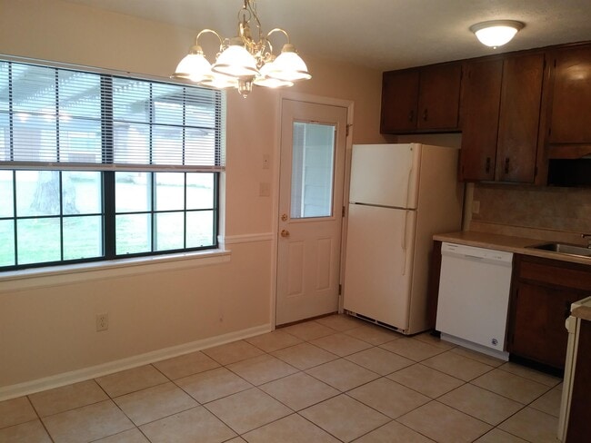 Building Photo - 1627 Coombs Dr