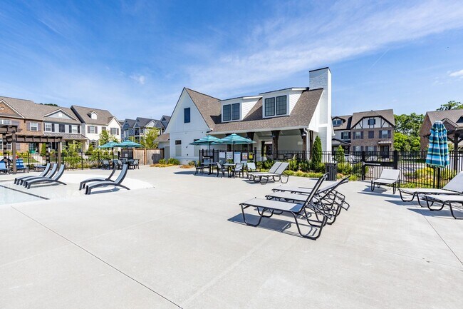 Building Photo - Stunning Condo with Garage space