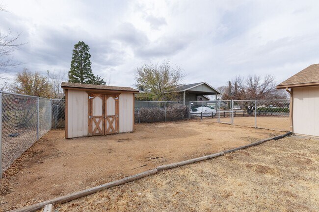 Building Photo - 3 bedroom 2 bathroom Ranch Style Home in Prescott Valley!