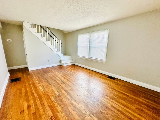 Building Photo - Charming 4 Bedroom by Churchill Downs