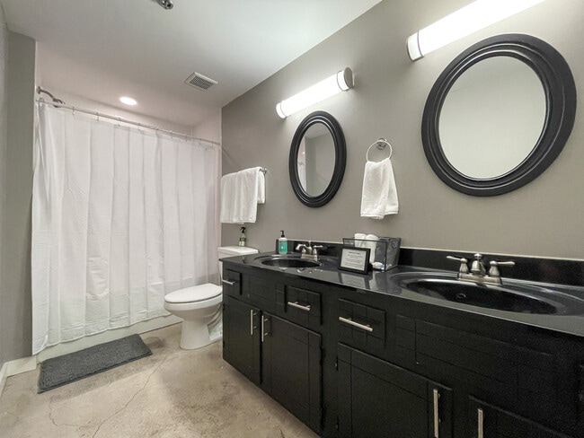 Building Photo - 225 S Main St