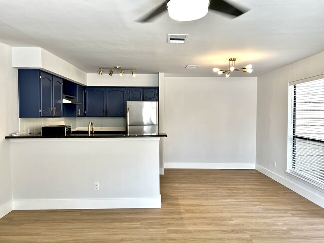 Building Photo - 3022 Forest Ln