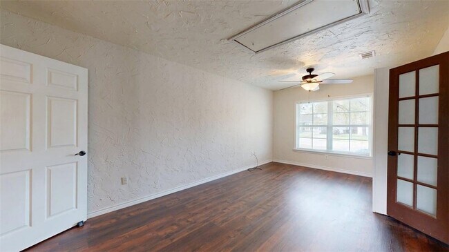 Building Photo - 911 E North Ave