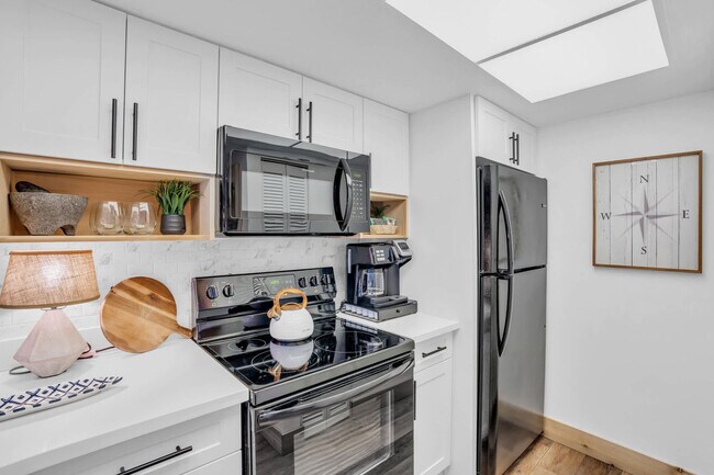 Building Photo - 600 Neapolitan Way