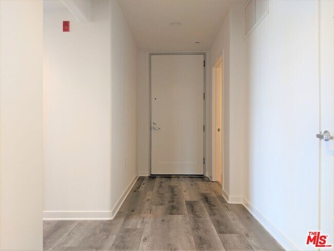 Building Photo - 5143 White Oak Ave