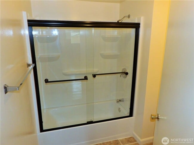 Building Photo - 5Bd/2Ba Bellevue Home