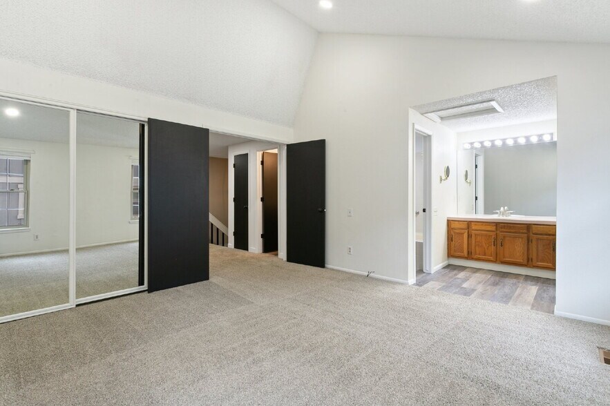 Building Photo - Charming 2BR + Loft Townhome with Stylish ...